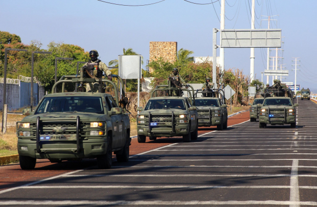 Elementos del Ejército, al ingresar a Acapulco por Viaducto Diamante, ayer.