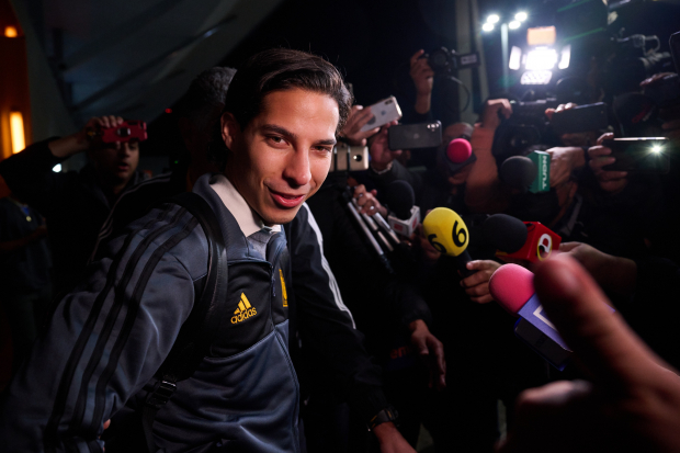 Diego Lainez atiende a los medios de comunicación la madrugada de ayer a su llegada a Monterrey. Tigres será el cuarto equipo de su carrera, su segundo en la Liga MX.