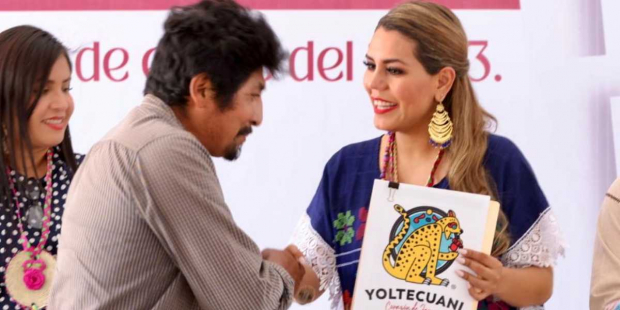 La mandataria estatal refrendó su compromiso de seguir impulsando lo que producen las manos artesanas de Guerrero.