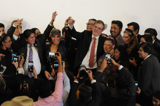 Legisladores levantaron el brazo al canciller Ebrard (centro), tras terminar su participación en la plenaria, ayer.
