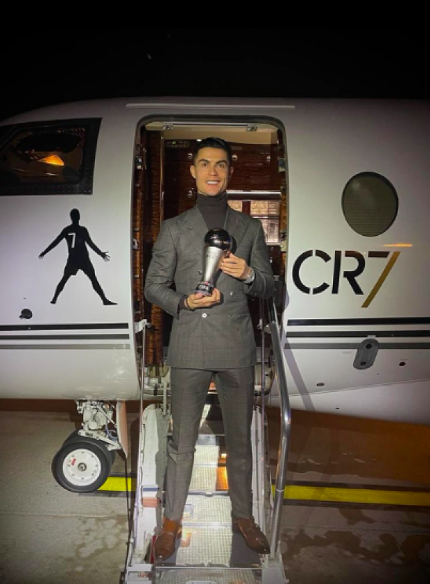 Cristiano Ronaldo y atrás su jet privado.