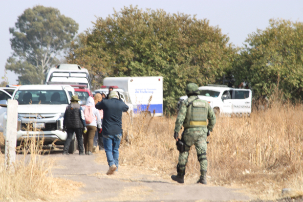 Autoridades y colectivos de búsqueda acuden a una fosa clandestina, localizada en el municipio de Juventino Rosas, Guanajuato, el pasado 17 de enero.