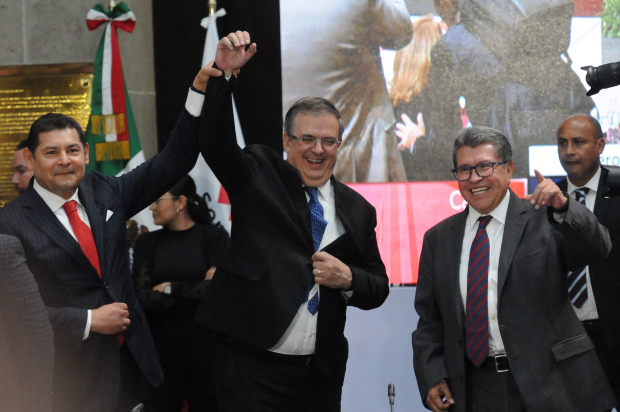 De izq. a der.:  el presidente del Senado, Alejandro Armenta; el titular de la SRE, Marcelo Ebrard, y el senador Ricardo Monreal.