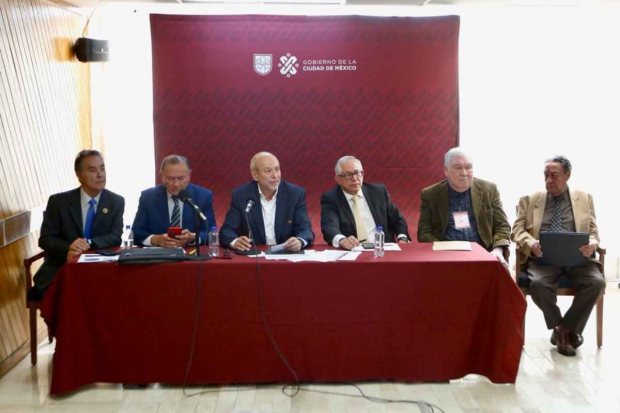 En la imagen, los asistentes a la conferencia de prensa encabezada por Guillermo Calderón Aguilera, director general del Metro.