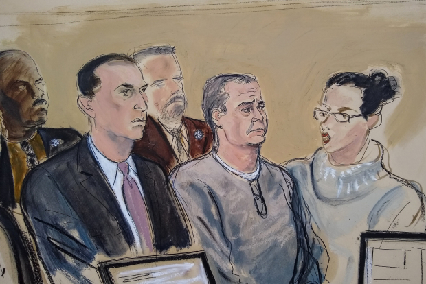 Genaro García Luna (centro) y su abogado, en un boceto de la audiencia en la Corte federal de Brooklyn, el 3 de enero del 2020.
