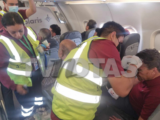 Alfredo Adame fue atendido en el avión