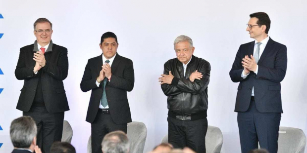 El gobierno estatal y el Gobierno de México cristalizaron hoy los esfuerzos para que la empresa BMW apostara por las manos potosinas.