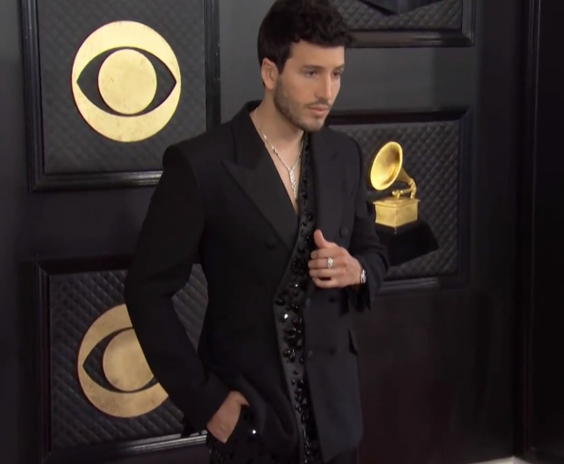 Sebastián Yatra llegó con un look elegante a los Premios Grammy 2023