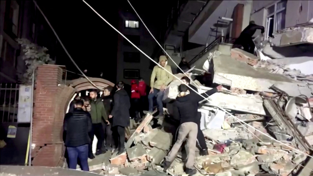 Sobrevivientes trepan entre pisos destruidos en busca de personas heridas.