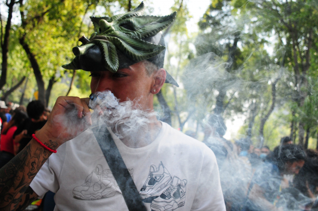 En imagen de archivo, un joven fuma un cigarro de cannabis en un plantón para exigir que se despenalice el uso lúdico del psicotrópico en México.