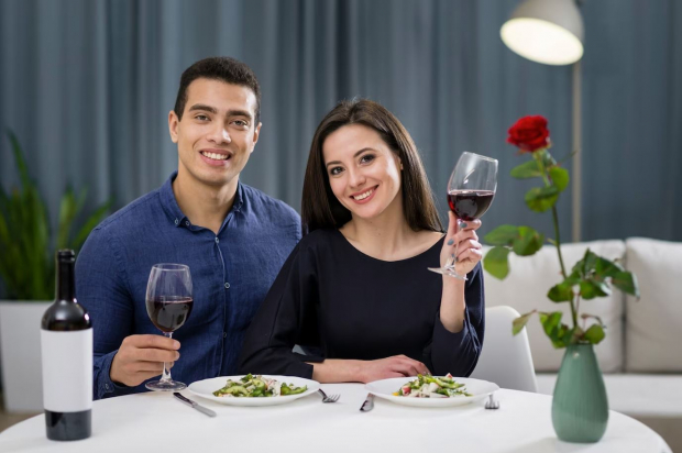 Una cena romántica es el plan preferido por las parejas mexicanas.