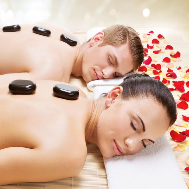 Un masaje relajante  permitirá conectar aún más  las energías de ambos.