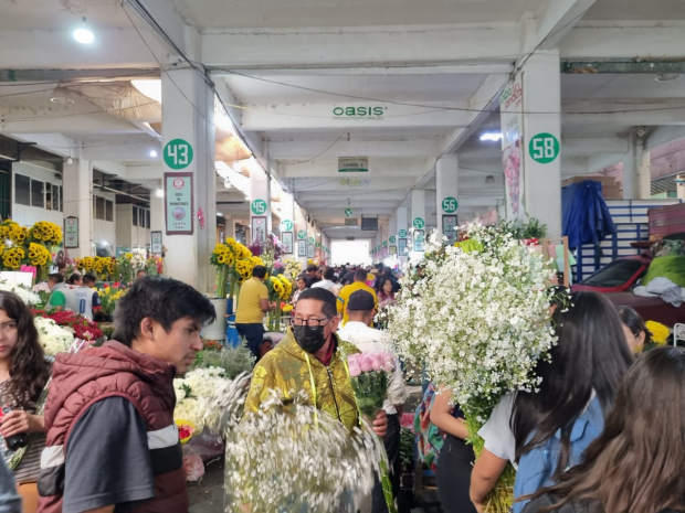 En el Mercado de Jamaica, ayer se registraron aglomeraciones en los pasillos repletos de arreglos florales para este Día de San Valentín.