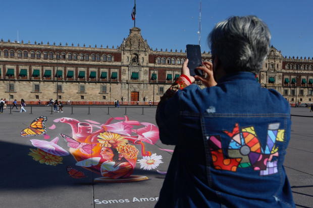 "Somos amor y paz", exhibición de dibujos en D en la plancha del Zócalo.