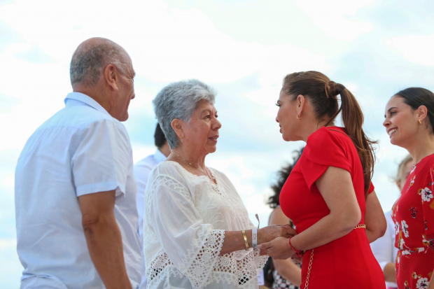 Durante las Bodas Colectivas 2023, la gobernadora de Quintana Roo, Mara Lezama, convive y participa de la felicidad de quienes unieron sus vida.