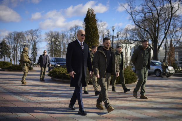 Joe Biden (de lentes) y Volodimir Zelenski, en un recorrido por Kiev, ayer.