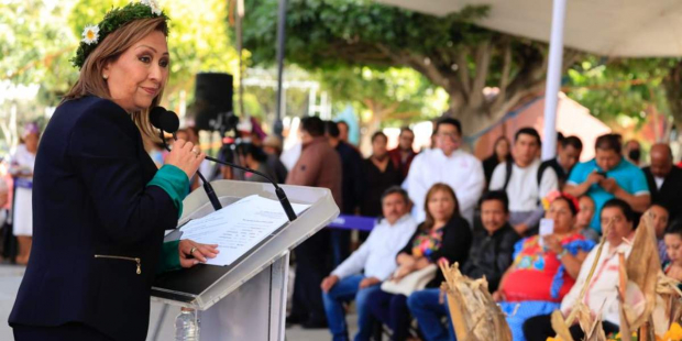 La gobernadora de Tlaxcala, Lorena Cuéllar Cisneros, refrendó su compromiso de preservar y promover la lengua materna para evitar que se muera el uso de la misma.
