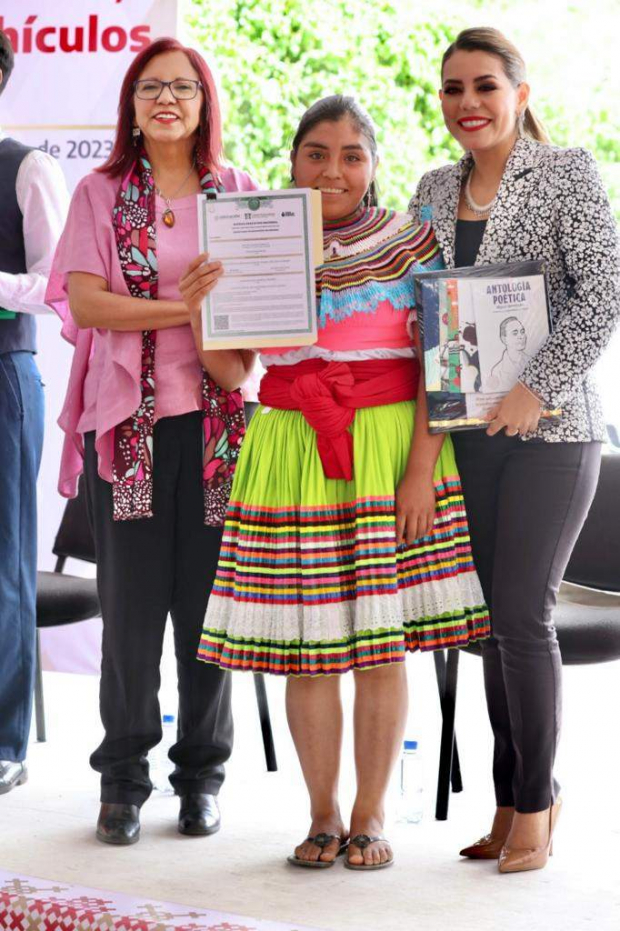 La gobernadora Evelyn Salgado Pineda y la Secretaria de Educación Pública (SEP), Leticia Ramírez Amaya, entregaron computadoras y vehículos al Instituto Estatal para la Educación de Jóvenes y Adultos de Guerrero (IEEJAG).
