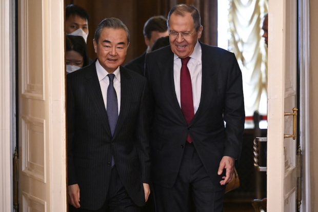 El enviado de Xi Jinping conversa con su homólogo, Sergéi Lavrov.