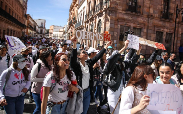 Integrantes de la comunidad universitaria tomaron las principales calles de la capital de Zacatecas para exigir seguridad, ayer.