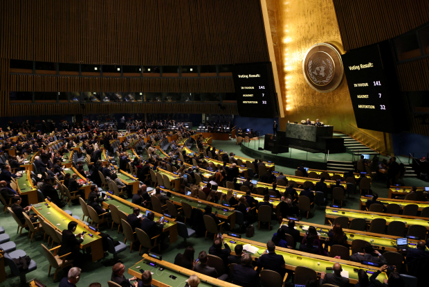 Un cartel electrónico muestra los resultados de una votación de las delegaciones que aprobaron una resolución sobre Ucrania durante una reunión de alto nivel de la Asamblea General de la ONU a casi un año del inicio del conflicto