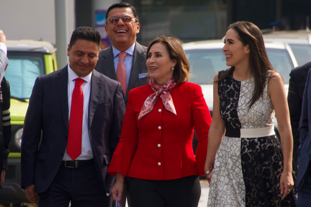 Rosario Robles (centro), su hija, Mariana Moguel, y sus abogados, a su salida del Reclusorio Sur, ayer.