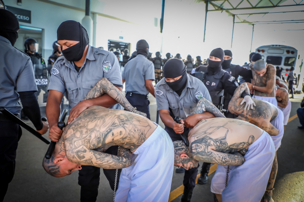 El Salvador inaugura mega prisión con el traslado de 2 mil pandilleros.