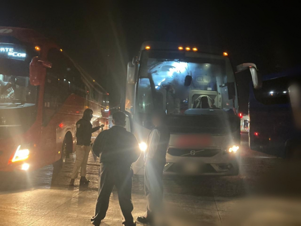 Rescata INM a 116 migrantes que viajaban en la carretera México-Puebla.
