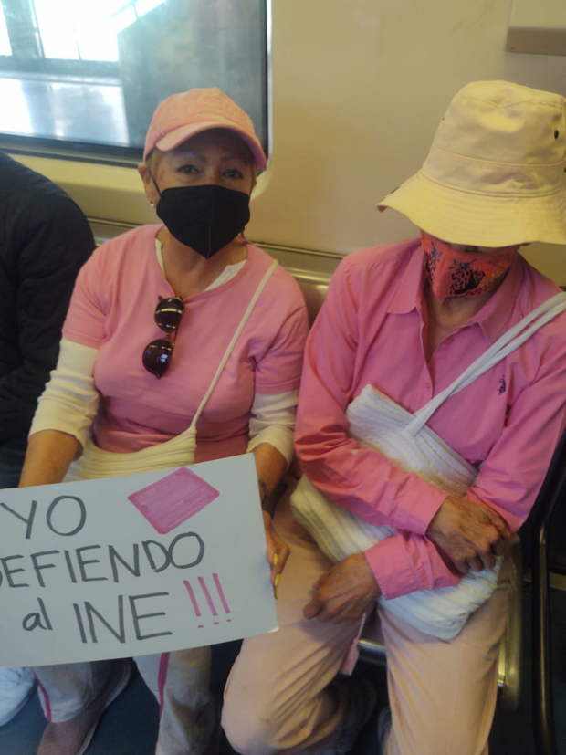 Camisas rosas llenan el Metro de la CDMX.