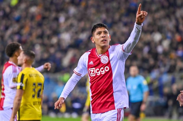 Edson Álvarez festeja una anotación con el Ajax