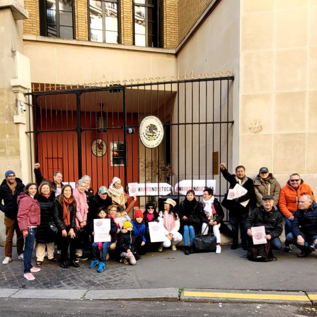 Un grupo de ciudadanos mexicanos alzó la voz en París, Francia.
