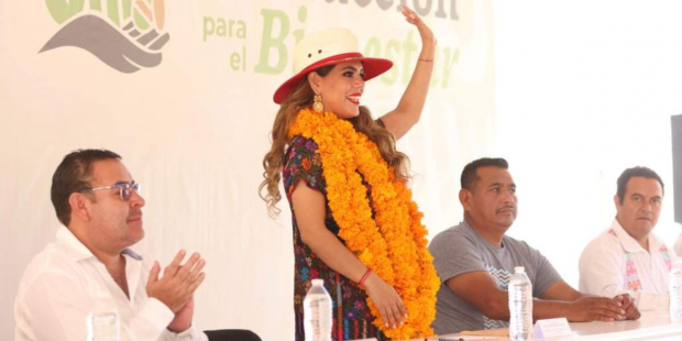 La gobernadora Evelyn Salgado Pineda y el delegado de los programas sociales en Guerrero Iván Hernández Díaz encabezaron la entrega de tarjetas de banco del programa "Producción para el Bienestar".