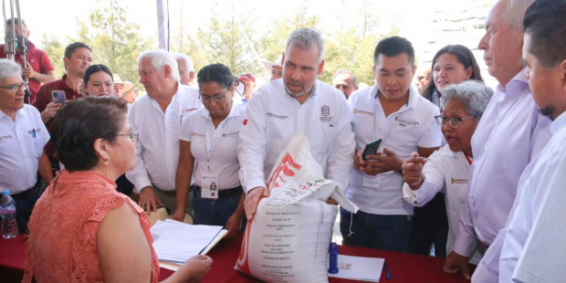 "Esta entrega les ayudará a disminuir sus costos, a mejorar el campo y a evitar la importación de maíz transgénico", dijo el gobernador de Michoacán.