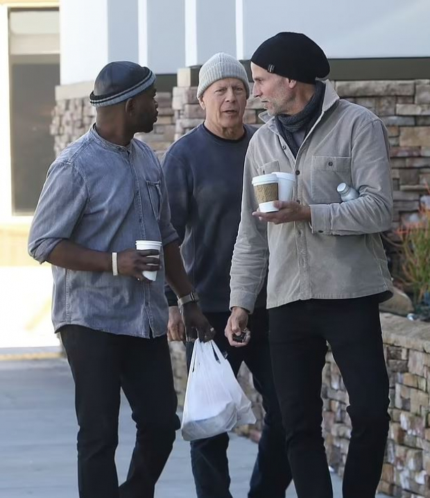 Bruce Willis es captado en la calle en Los Ángeles tomando un café con sus amigos