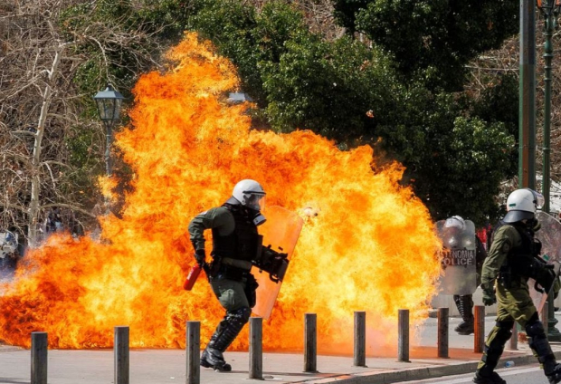 Manifestantes prendieron fuego a estaciones del transporte público en Grecia.