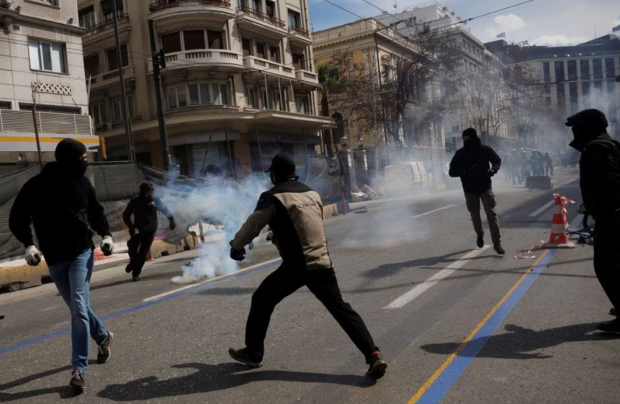 Policía respondió con gases lacrimógenos a protestas, tras accidente ferroviario.