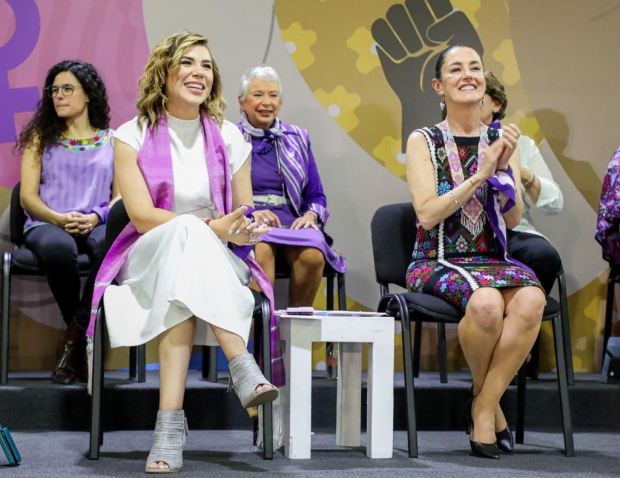 La gobernadora de Baja California, Marina del Pilar Avila puntualizó que son las mujeres las que tienen las riendas de la evolución pacífica de las conciencias que hoy vive México. En la imagen, junto a Claudia Sheinbaum, jefa de Gobierno de la CDMX 