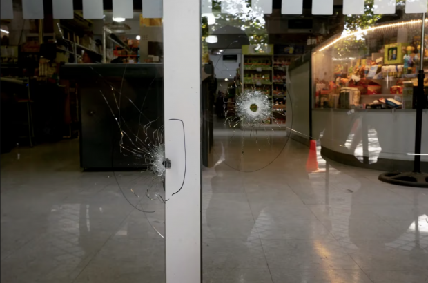 Los orificios de bala que impactaron las ventanas del supermercado Único, propiedad de la familia de Antonella Roccuzzo, esposa de Messi, el pasado 2 de marzo.