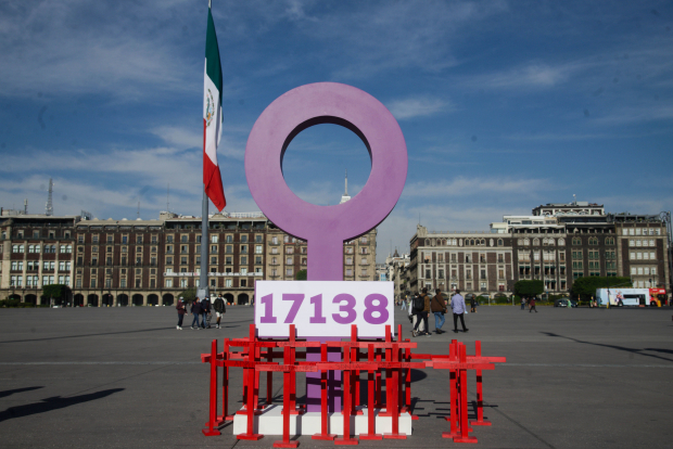 A un día de las manifestaciones por el 8M, se instaló en la plancha del Zócalo capitalino un contador con la cifra de víctimas de feminicidio.