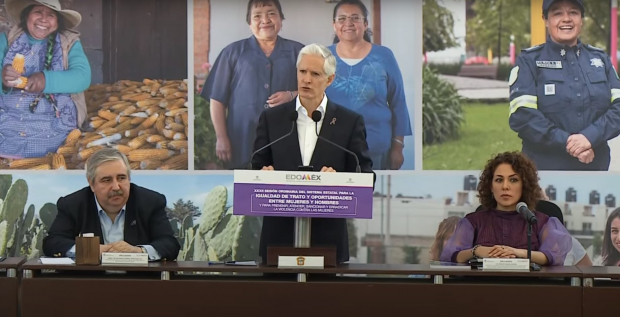 Alfredo del Mazo ofrece discurso en el marco del Día Internacional de la Mujer.