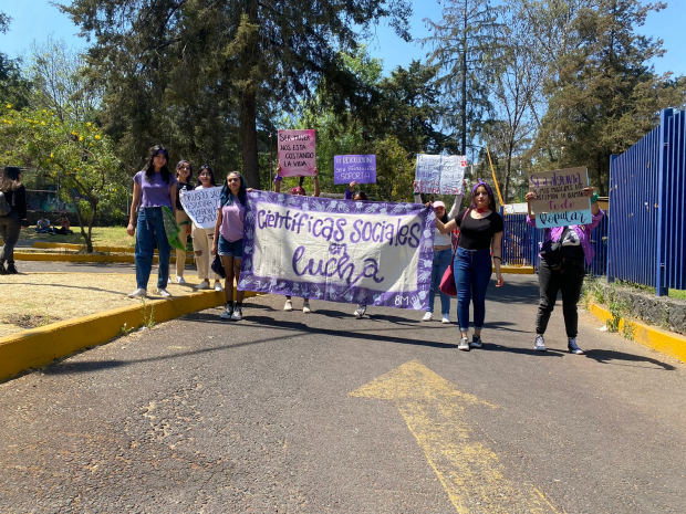 Estudiantes de la UNAM marchan en Ciudad Universitaria.