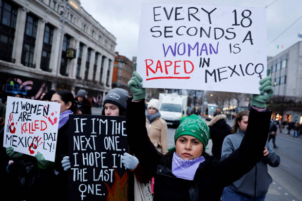 Dublín, Irlanda; "Cada 18 segundos, una mujer es violada en México", dice el cartel de la derecha.