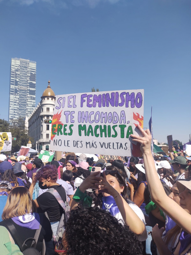 Continúan llegando mujeres a la marcha por el 8M en CDMX.
