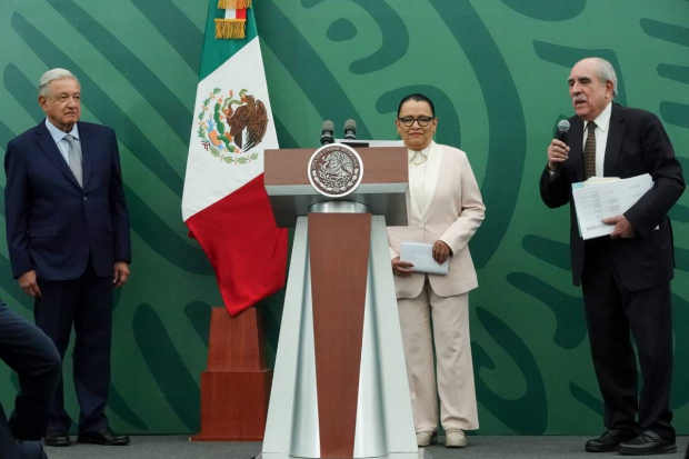 Presidente López Obrador (izq.), Rosa Icela Rodríguez (centro) y Pablo Gómez, titular de la UIF (der.) en rueda de prensa.
