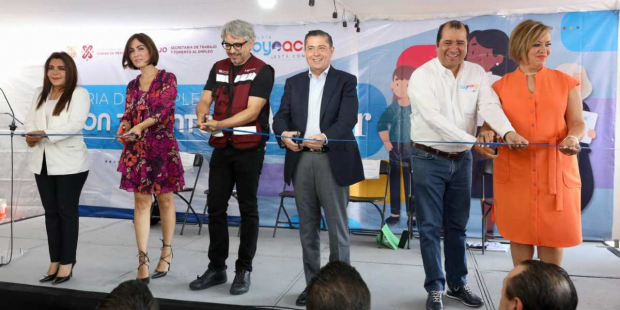 El alcalde Giovani Gutiérrez Aguilar inauguró la feria del empleo “Con Talento de Mujer”.
