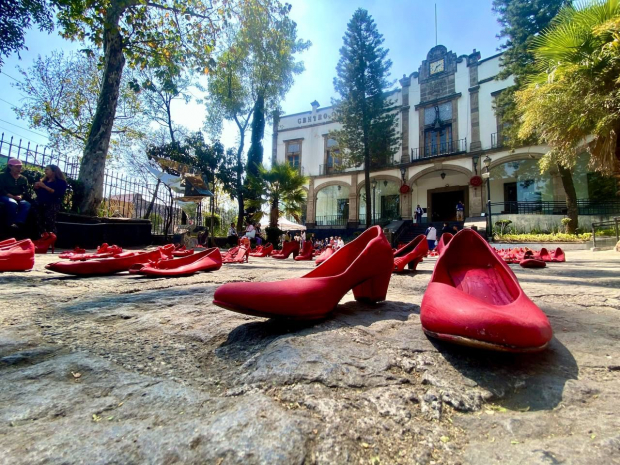 “Zapatos Rojos”, es una exposición que tiene 12 años recorriendo el mundo con más de 500 instalaciones en 27 países y estará en el Centro Cultural San Ángel hasta el 15 de marzo.