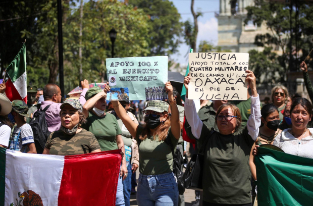 En Chiapas, los contingentes conformados por madres, hijos y hermanos de militares  marcharon en la capital del estado.