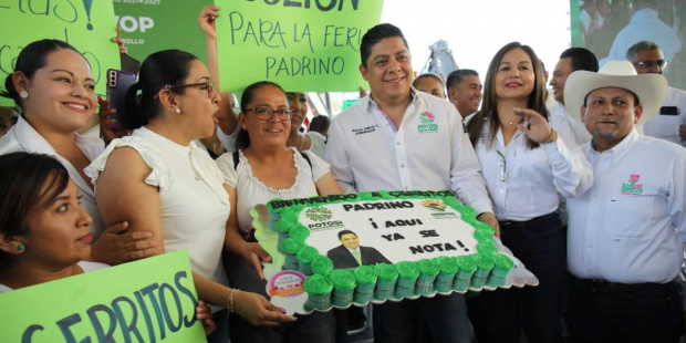 El gobernador recibió muestras de cariño de la gente de la región media de San Luis Potosí.