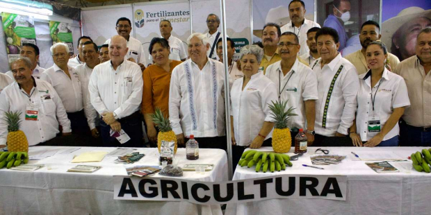 El secretario de Agricultura y Desarrollo Rural, Víctor Villalobos Arámbula destacó que este año, Fertilizantes para el Bienestar tiene cobertura nacional y apoyará tres millones de hectáreas con un millón de toneladas del insumo,