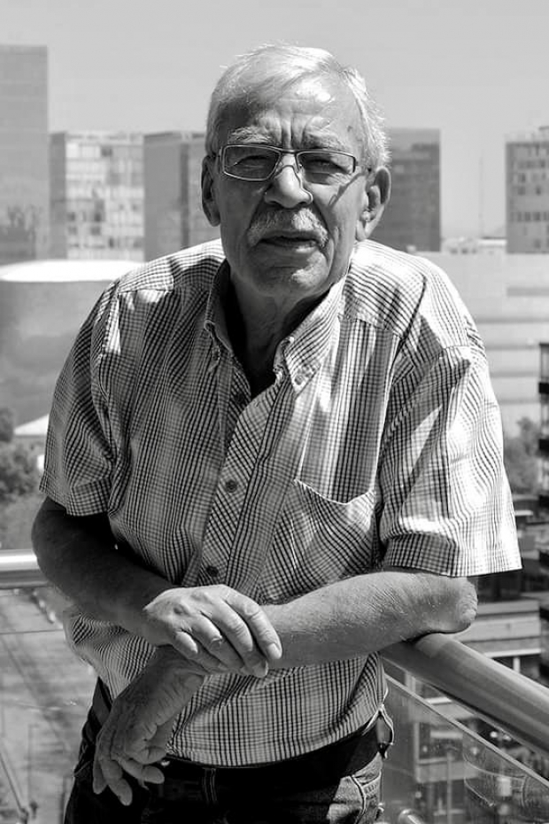 El escritor Eugenio Aguirre, en su departamento, en 2016
